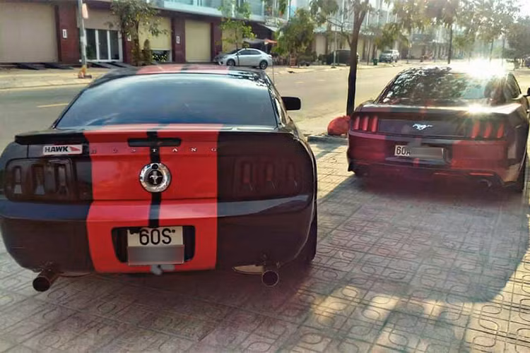 Cặp đôi Ford Mustang 2 thế hệ xuất hiện cùng nhau trên đường phố Đồng Nai. Đặc biệt, chiếc xe cơ bắp Ford Mustang thế hệ thứ 5 được trang bị bộ mâm "hổ mang chúa" có giá lên đến hơn 200 triệu đồng.