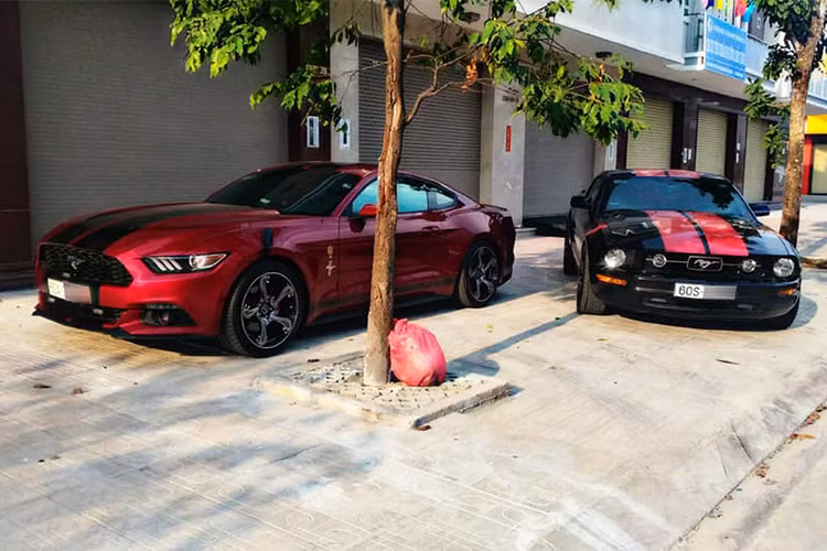 Vào những ngày đầu năm mới Tết Mậu Tuất 2018, giới săn xe tại Đồng Nai đã bắt gặp cặp đôi siêu xe Ford Mustang hai thế hệ xuất hiện cùng nhau trên đường phố. Đây chính là 2 chiếc Ford Mustang gắn bộ mâm "hổ mang chúa" độc nhất Việt Nam với giá bán hơn 200 triệu đồng.