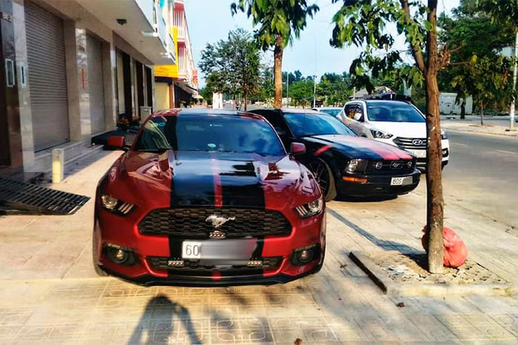 Ngoài độ mâm và vô-lăng cùng một số chi tiết trang trí..., ngoại hình chiếc Ford Mustang thế hệ thứ 6 này cũng như thế hệ cũ tại Đồng Nai không có gì thay đổi so với thiết kế của xe nguyên bản đang có mặt trên thị trường.