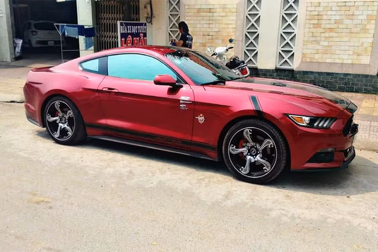 Ford Mustang độ mâm và vô-lăng tại Đồng Nai sử dụng động cơ EcoBoost 4 xi-lanh, tăng áp, dung tích 2,3 lít, sản sinh công suất tối đa 310 mã lực và mô-men xoắn cực đại 434 Nm. Sức mạnh được truyền tới bánh thông qua hộp số tự động 6 cấp giúp cho xe chỉ mất khoảng 5,5 giây để tăng tốc lên 100 km/h từ vị trí xuất phát. 