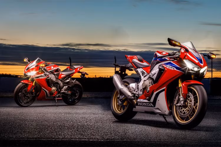 Vào năm 2017, Honda đã tiến hành nâng cấp thiết kế mẫu sportbike cao cấp nhất của hãng là Honda CBR1000RR. Siêu môtô Honda CBR1000RR 2017 được cho là bước tiến mới trong ngôn ngữ thiết kế của thương hiệu xe Nhật Bản. Thế nhưng, có vẻ như Honda vẫn đang có kế hoạch tiếp tục thay đổi thiết kế của mẫu sport bike này.