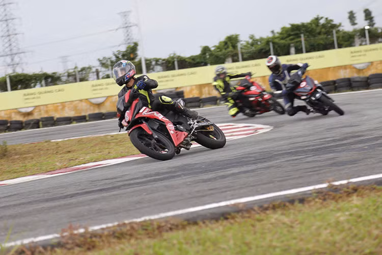 Dan "xe no" Honda tiep tuc dua nong tai Binh Duong