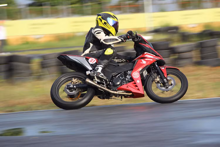 Đặc biệt, trong giải đua xe máy lần này, Honda Việt Nam sẽ mời các chuyên gia người Nhật sang tư vấn và hỗ trợ việc lựa chọn các tay đua tiềm năng có đủ thể lực cũng như kinh nghiệm và tài năng... để tham dự các giải đua xe môtô thể thao quốc tế thông qua màn tranh tài lần này.