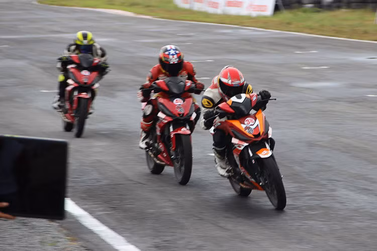 Một điều dễ nhận thấy ở tất cả các thể thức đấu xe máy Honda tại trường đua 2K, Bình Dương cuối tuần vừa qua, đó chính là tính cạnh tranh cực cao của các tay đua ở nhiều vòng đấu, họ sẵn sàng áp rất sát đối thủ để chờ cơ hội bứt phá và tính toán cách thức ở từng chặng thi đấu. Với sự cạnh tranh khốc liệt, đây thực sự là một giải đấu đáng xem.