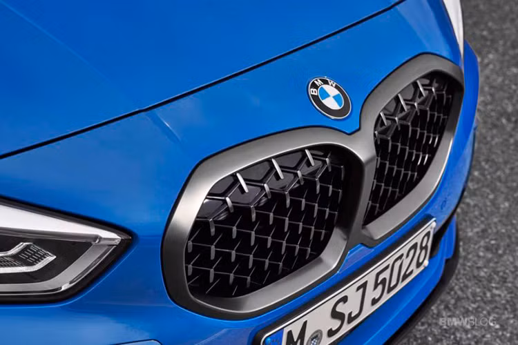 Phần đầu 1 Series nổi bật với cụm lưới tản nhiệt hình quả thận nối liền với nhau thay vì tách biệt như thế hệ cũ, trang bị cụm đèn pha LED thích ứng (chỉ có trên các phiên bản cao cấp). Tùy thuộc vào phiên bản, 1 Series sử dụng cản trước có thiết kế khác nhau.