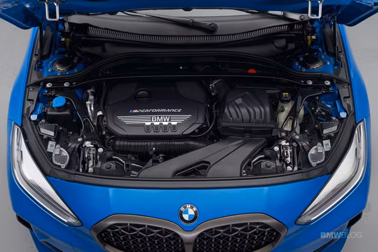 Một loạt các hệ thống an toàn cũng được trang bị tiêu chuẩn trên 1-Series mới bao gồm: cảnh báo va chạm với tính năng phát hiện người đi bộ, hệ thống cảnh báo chệch làn đường với làn đường chủ động, kiểm soát hành trình chủ động, cảnh báo thay đổi làn đường, cảnh báo va chạm phía sau. 