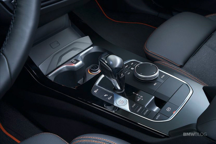 Sức mạnh hơn 300 mã lực được truyền xuống bốn bánh (xDrive) thông qua hộp số tự động 8 cấp, M135i xDrive có khả năng tăng tốc từ 0 - 100km/h trong 4,8 giây. Kể từ tháng 11 sắp tới, M135i sẽ được BMW cung cấp thêm gói tùy chọn M Performance rút ngắn thời gian tăng tốc. Dự kiến, tốc độ tối đa sẽ được giới hạn điện tử ở mức 250km/h.