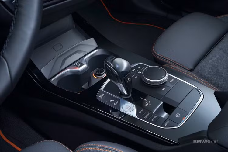 Sức mạnh hơn 300 mã lực được truyền xuống bốn bánh (xDrive) thông qua hộp số tự động 8 cấp, M135i xDrive có khả năng tăng tốc từ 0 - 100km/h trong 4,8 giây. Kể từ tháng 11 sắp tới, M135i sẽ được BMW cung cấp thêm gói tùy chọn M Performance rút ngắn thời gian tăng tốc. Dự kiến, tốc độ tối đa sẽ được giới hạn điện tử ở mức 250km/h.