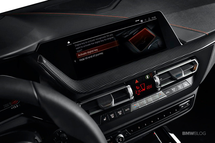 Cabin của 1 Series được thiết kế với bố cục quen thuộc trên các sản phẩm gần đây của BMW, xe được trang bị màn hình cảm ứng trung tâm kích thước 8,8 inch tiêu chuẩn, có hỗ trợ ra lệnh bằng cử chỉ. Buồng lái kỹ thuật số với màn hình kích thước 10,25 inch đằng sau vô lăng. Màn hình hiển thị sau kính lái (HUD) 9,2 inch là một tùy chọn bổ sung.