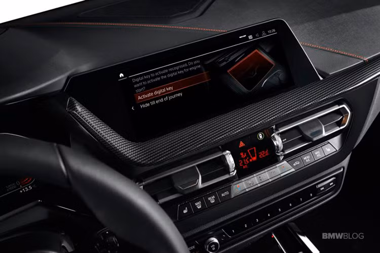 Cabin của 1 Series được thiết kế với bố cục quen thuộc trên các sản phẩm gần đây của BMW, xe được trang bị màn hình cảm ứng trung tâm kích thước 8,8 inch tiêu chuẩn, có hỗ trợ ra lệnh bằng cử chỉ. Buồng lái kỹ thuật số với màn hình kích thước 10,25 inch đằng sau vô lăng. Màn hình hiển thị sau kính lái (HUD) 9,2 inch là một tùy chọn bổ sung.