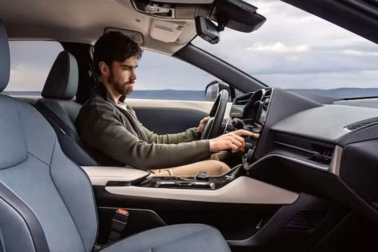 Động cơ của Lexus RZ sẽ thay đổi theo phiên bản. Ở phiên bản RZ 300e, xe chỉ dùng 1 mô-tơ điện nằm trên cầu trước với công suất tối đa 201 mã lực và mô-men xoắn cực đại 266 Nm. Cụm pin 71,4 kWh mang đến phạm vi di chuyển 599 km sau một lần sạc đầy pin theo chu trình thử nghiệm WLTC cho Lexus RZ 300e nếu dùng vành 18 inch.