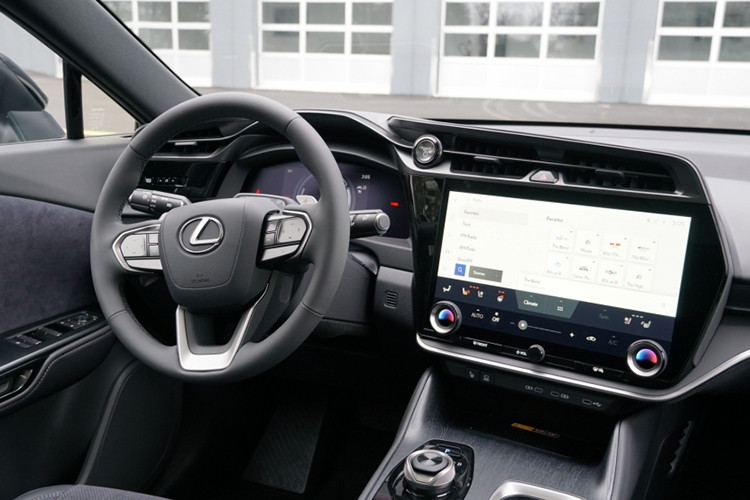 Xe có bảng đồng hồ kỹ thuật số, màn hình thông tin giải trí 14 inch, núm xoay chuyển số, cửa hít, phanh tay điện tử, đèn viền trang trí nội thất, điều hòa tự động. và cửa sổ trời toàn cảnh Panorama có tính năng chống chói.