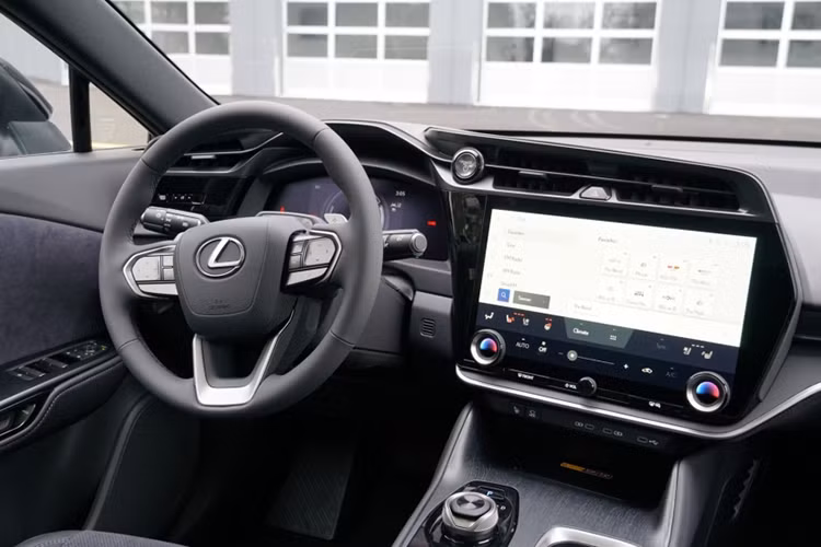 Xe có bảng đồng hồ kỹ thuật số, màn hình thông tin giải trí 14 inch, núm xoay chuyển số, cửa hít, phanh tay điện tử, đèn viền trang trí nội thất, điều hòa tự động. và cửa sổ trời toàn cảnh Panorama có tính năng chống chói.