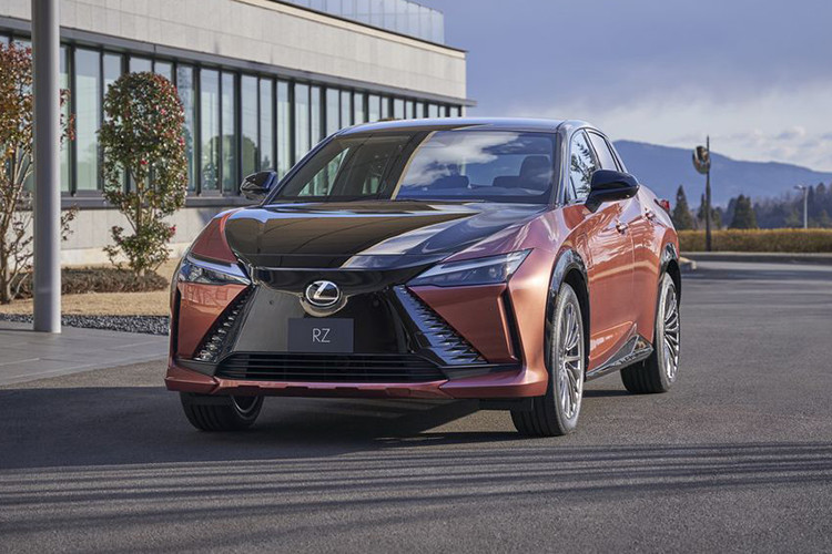 Cuối cùng là những công nghệ an toàn nằm trong gói Lexus Safety System + như hỗ trợ tránh lái chủ động, tránh va chạm sớm, kiểm soát hành trình ở mọi dải tốc độ, cảnh báo chệch làn đường, hỗ trợ lái xe khi tắc đường, đỗ xe từ xa và cảnh báo khi người lái mất tập trung. Tại thị trường Nhật Bản, giá xe Lexus RZ 300e có giá khởi điểm 8,2 triệu Yên (khoảng 1,361 tỷ đồng), RZ 450e là 8,8 triệu Yên (1,46 tỷ đồng).