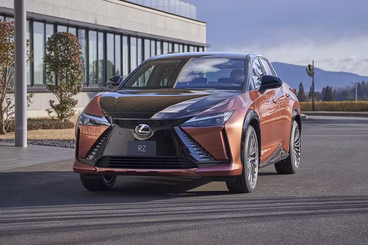 Cuối cùng là những công nghệ an toàn nằm trong gói Lexus Safety System + như hỗ trợ tránh lái chủ động, tránh va chạm sớm, kiểm soát hành trình ở mọi dải tốc độ, cảnh báo chệch làn đường, hỗ trợ lái xe khi tắc đường, đỗ xe từ xa và cảnh báo khi người lái mất tập trung. Tại thị trường Nhật Bản, giá xe Lexus RZ 300e có giá khởi điểm 8,2 triệu Yên (khoảng 1,361 tỷ đồng), RZ 450e là 8,8 triệu Yên (1,46 tỷ đồng).