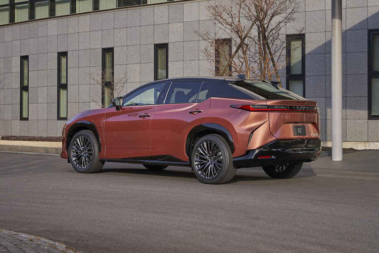 Trong khi đó, Lexus RZ 450e được trang bị 2 mô-tơ điện nằm trên 2 cầu, cho tổng công suất 309 mã lực và mô-men xoắn cực đại 435 Nm. Phiên bản này còn có hệ dẫn động 4 bánh toàn thời gian Direct4. Tuy dùng pin giống bản RZ 300e nhưng Lexus RZ 450e có phạm vi di chuyển chỉ 450 km.
