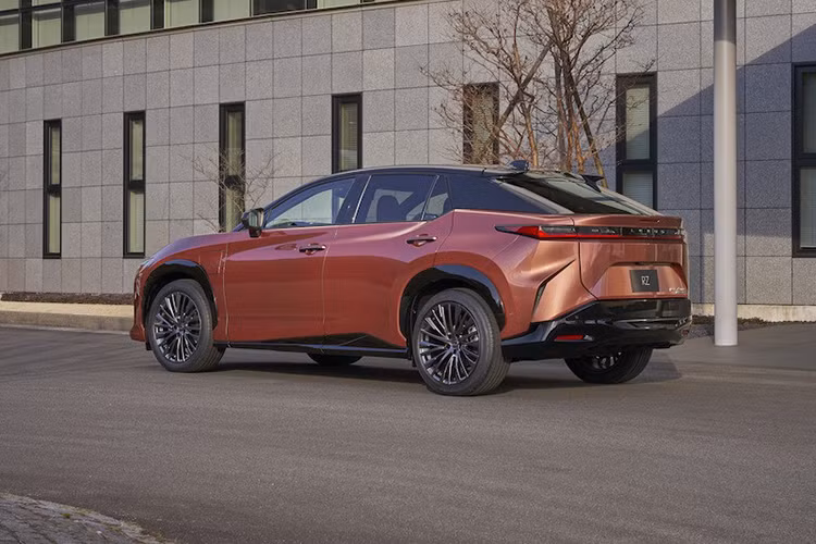 Trong khi đó, Lexus RZ 450e được trang bị 2 mô-tơ điện nằm trên 2 cầu, cho tổng công suất 309 mã lực và mô-men xoắn cực đại 435 Nm. Phiên bản này còn có hệ dẫn động 4 bánh toàn thời gian Direct4. Tuy dùng pin giống bản RZ 300e nhưng Lexus RZ 450e có phạm vi di chuyển chỉ 450 km.