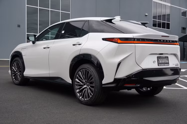 Xe vẫn mang trên mình những nét thiết kế đặc trưng của Lexus như lưới tản nhiệt giả hình con suốt và cụm đèn pha LED sắc sảo, tích hợp dải đèn LED định vị ban ngày hình chữ "L". Tuy nhiên, vì là ô tô điện nên mẫu SUV này chỉ đi kèm lưới tản nhiệt đóng kín trên đầu xe.