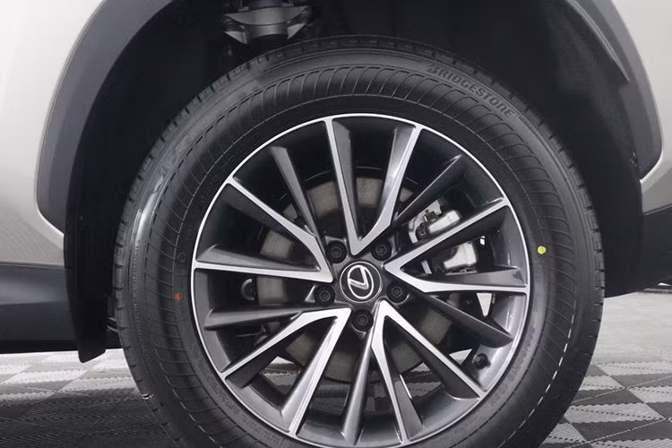 Thêm vào đó là cụm đèn hậu của Lexus RZ khá mỏng, nối với nhau bằng dải đèn nằm vắt ngang đuôi xe. Trên cửa cốp sau không có logo Lexus mà thay bằng tem chữ nổi tương tự những mẫu xe cùng thương hiệu khác.