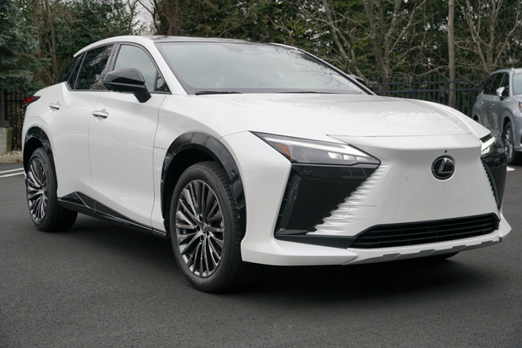 Lexus RZ sắp bán tại Việt Nam là mẫu SUV điện hạng trung đã lần đầu tiên trình làng vào tháng 4/2022. Ban đầu, mẫu xe này chỉ có 1 phiên bản là RZ 450e. Đến tháng 12/2023, hãng Lexus đã bổ sung phiên bản rẻ hơn mang tên RZ 300e cho dòng xe này ở thị trường Nhật Bản.
