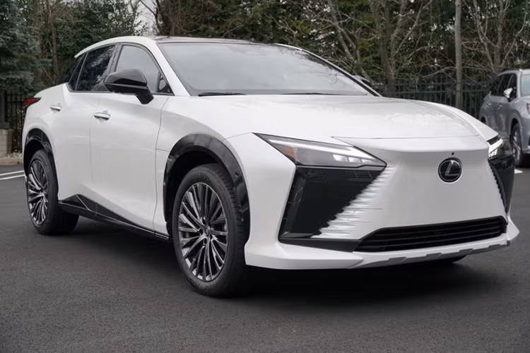 Lexus RZ sắp bán tại Việt Nam là mẫu SUV điện hạng trung đã lần đầu tiên trình làng vào tháng 4/2022. Ban đầu, mẫu xe này chỉ có 1 phiên bản là RZ 450e. Đến tháng 12/2023, hãng Lexus đã bổ sung phiên bản rẻ hơn mang tên RZ 300e cho dòng xe này ở thị trường Nhật Bản.