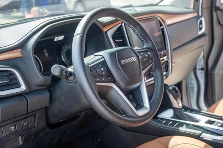 Trong tháng 10/2023 vừa qua, Isuzu mu-X từng gây sốt thị trường với mức giảm 141 triệu đồng, đưa giá xe về mốc từ 770 triệu đồng. Song, đợt giảm sốc này vẫn chưa thể giúp mu-X thoát top bán ế cũng như vị trí chốt bảng doanh số phân khúc SUV 7 chỗ tháng 10/2023.