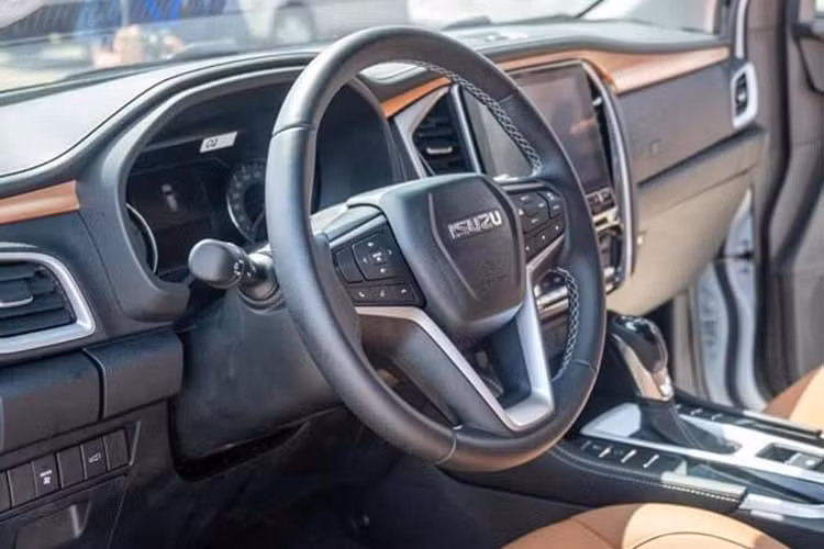 Trong tháng 10/2023 vừa qua, Isuzu mu-X từng gây sốt thị trường với mức giảm 141 triệu đồng, đưa giá xe về mốc từ 770 triệu đồng. Song, đợt giảm sốc này vẫn chưa thể giúp mu-X thoát top bán ế cũng như vị trí chốt bảng doanh số phân khúc SUV 7 chỗ tháng 10/2023.