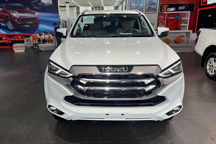 Sự "kén khách" giữa bối cảnh sức mua yếu khiến các đơn vị bán hàng phải gia tăng kích cầu tiêu dùng với nhiều hình thức khác nhau. Trong tháng 11 này, một số đại lý tại khu vực Hà Nội đang chào bán Isuzu mu-X giảm giá 184,6 triệu đồng dành cho phiên bản B7 và 199 triệu đồng đối với bản B7 Plus (đã gồm chính sách hỗ trợ 50% lệ phí trước bạ từ hãng). 