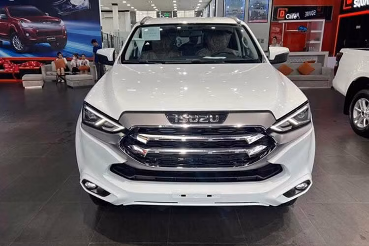 Sự "kén khách" giữa bối cảnh sức mua yếu khiến các đơn vị bán hàng phải gia tăng kích cầu tiêu dùng với nhiều hình thức khác nhau. Trong tháng 11 này, một số đại lý tại khu vực Hà Nội đang chào bán Isuzu mu-X giảm giá 184,6 triệu đồng dành cho phiên bản B7 và 199 triệu đồng đối với bản B7 Plus (đã gồm chính sách hỗ trợ 50% lệ phí trước bạ từ hãng). 