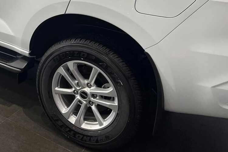 Sau ưu đãi, giá xe Isuzu mu-X tiếp tục tạo đáy mới khi trở về mức chỉ từ 726,2 triệu đồng tại đại lý thay vì con số niêm yết 910,8 triệu đồng của hãng. Cá biệt, có nhân viên còn chào bán bản B7 với giá chỉ từ 716 triệu đồng, mức thấp kỷ lục nhất kể từ thời điểm thế hệ thứ 2 của mẫu xe SUV cỡ D nhà Isuzu ra mắt Việt Nam vào tháng 7/2022.