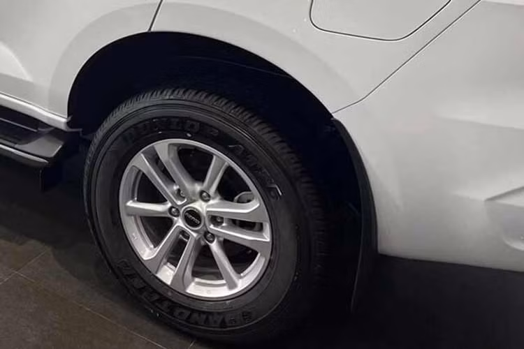 Sau ưu đãi, giá xe Isuzu mu-X tiếp tục tạo đáy mới khi trở về mức chỉ từ 726,2 triệu đồng tại đại lý thay vì con số niêm yết 910,8 triệu đồng của hãng. Cá biệt, có nhân viên còn chào bán bản B7 với giá chỉ từ 716 triệu đồng, mức thấp kỷ lục nhất kể từ thời điểm thế hệ thứ 2 của mẫu xe SUV cỡ D nhà Isuzu ra mắt Việt Nam vào tháng 7/2022.