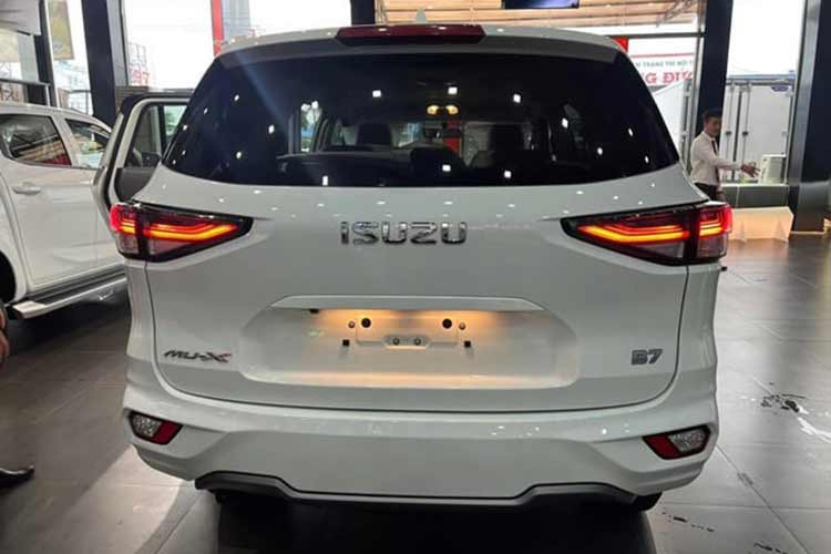 Cùng với đó là các trang bị đáng chú ý như: đèn chiếu sáng LED; la-zăng 17 - 18 inch; màn hình giải trí 9 inch hỗ trợ Apple CarPlay và Android Auto; âm thanh 8 loa; đồng hồ kỹ thuật số 4,2 inch; khởi động bằng nút bấm; phanh tay điện tử; đèn pha thích ứng; cảm biến gạt mưa tự động; ghế lái chỉnh điện 8 hướng; kính chống tia cực tím,…