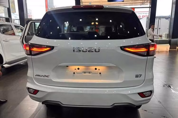 Cùng với đó là các trang bị đáng chú ý như: đèn chiếu sáng LED; la-zăng 17 - 18 inch; màn hình giải trí 9 inch hỗ trợ Apple CarPlay và Android Auto; âm thanh 8 loa; đồng hồ kỹ thuật số 4,2 inch; khởi động bằng nút bấm; phanh tay điện tử; đèn pha thích ứng; cảm biến gạt mưa tự động; ghế lái chỉnh điện 8 hướng; kính chống tia cực tím,…