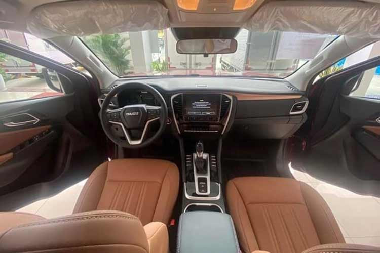 Mức giá bán của Isuzu mu-X hiện còn thấp hơn cả xe thuộc phân khúc SUV cỡ B+ như Toyota Corolla Cross (từ 760 triệu đồng). Riêng các bản Prestige (1,15 tỷ đồng) và Premium (1,25 tỷ đồng) không nằm trong diện khuyến mãi chính hãng nên mức giảm giá tại đại lý có phần ít hơn so với 2 bản B7 và B7 Plus.