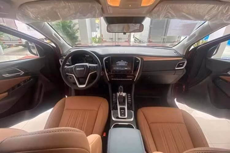 Mức giá bán của Isuzu mu-X hiện còn thấp hơn cả xe thuộc phân khúc SUV cỡ B+ như Toyota Corolla Cross (từ 760 triệu đồng). Riêng các bản Prestige (1,15 tỷ đồng) và Premium (1,25 tỷ đồng) không nằm trong diện khuyến mãi chính hãng nên mức giảm giá tại đại lý có phần ít hơn so với 2 bản B7 và B7 Plus.