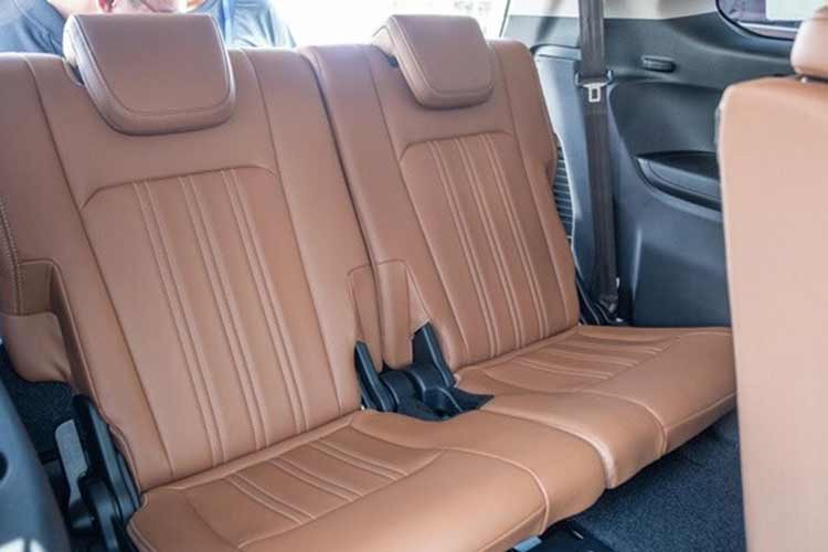 Trục cơ sở cũng tăng thêm 10 mm khi đạt 2.855 mm, khoảng sáng gầm 230 - 235 mm, giúp xe có thể lội nước sâu tới 800 mm. Thiết kế Isuzu mu-X thế hệ mới cũng hoàn toàn khác biệt, trở nên sắc sảo hơn so với "người tiền nhiệm". Vật liệu bên trong xe tốt hơn, cách bố trí hiện đại và thẩm mỹ. 