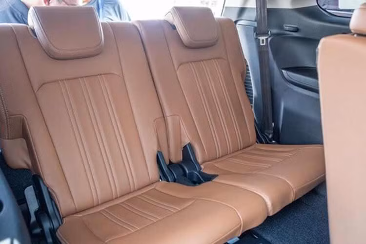 Trục cơ sở cũng tăng thêm 10 mm khi đạt 2.855 mm, khoảng sáng gầm 230 - 235 mm, giúp xe có thể lội nước sâu tới 800 mm. Thiết kế Isuzu mu-X thế hệ mới cũng hoàn toàn khác biệt, trở nên sắc sảo hơn so với "người tiền nhiệm". Vật liệu bên trong xe tốt hơn, cách bố trí hiện đại và thẩm mỹ. 