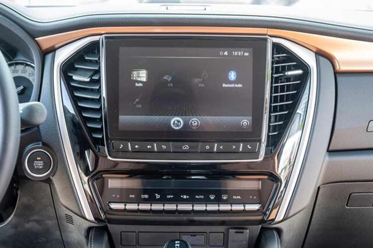 Bước sang thế hệ thứ 2, Isuzu mu-X dành cho người Việt nhận sự thay đổi toàn diện, từ hệ thống khung gầm cho đến thiết kế, động cơ và trang bị. Theo đó, xe được phát triển dựa trên nền tảng mới với kích thước dài x rộng x cao lần lượt là 4.850 x 1.870 x 1.875 (mm), dài hơn 25 mm, rộng hơn 10 mm so với thế hệ cũ.