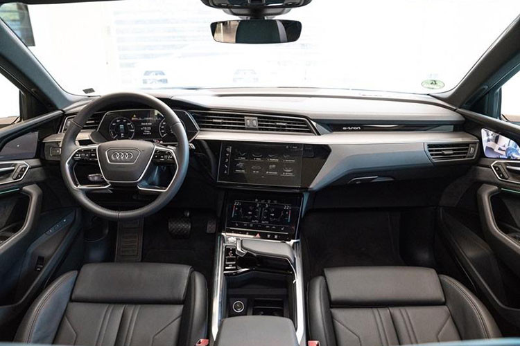 Tương xứng với danh tiếng của gia đình xe sang Audi, bên trong Audi e-tron 55 quattro 2019 là không gian nội thất bọc da Valcona. Hàng ghế trước của mẫu SUV hạng sang này được thiết kế thể thao đồng thời có tính năng sưởi, chỉnh điện và nhớ vị trí.