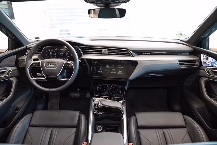 Tương xứng với danh tiếng của gia đình xe sang Audi, bên trong Audi e-tron 55 quattro 2019 là không gian nội thất bọc da Valcona. Hàng ghế trước của mẫu SUV hạng sang này được thiết kế thể thao đồng thời có tính năng sưởi, chỉnh điện và nhớ vị trí.