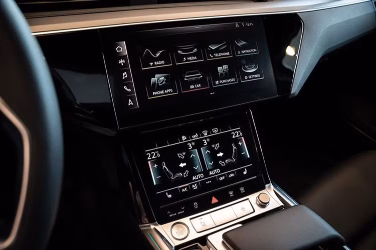 Ngoài ra, Audi e-tron 55 quattro 2019 còn sở hữu hệ thống âm thanh Bang &amp; Olufsen cao cấp... Bảng đồng hồ kỹ thuật số Virtual Cockpit Plus với màn hình 12,3 inch. Hệ thống thông tin giải trí MMI Navigation Plus màn hình cảm ứng 10,1 inch, giao diện kết nối điện thoại thông minh, màn hình đa chức năng 8,6 inch...