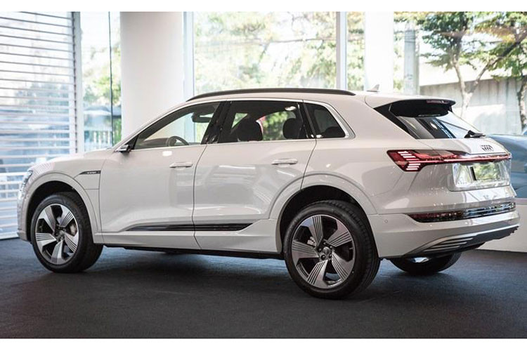 Hai mô-tơ điện kể trên kết hợp với hộp số tự động đơn cấp và hệ dẫn động 4 bánh toàn thời gian quattro nổi tiếng. Nhờ đó, Audi e-tron 55 quattro 2019 có thể tăng tốc từ 0-100 km/h trong thời gian 5,7 giây và đạt vận tốc tối đa 200 km/h ở chế độ Boost. Thời gian tăng tốc từ 0-100 km/h của xe ở chế độ Normal là 6,6 giây.