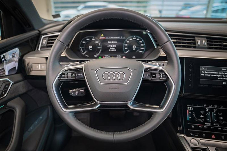 Thêm vào đó là mặt táp-lô, mặt cửa và cụm điều khiển bọc da. Vô lăng đa chức năng chỉnh điện, tích hợp lẫy chuyển số trên vô lăng, rèm cửa phía sau, cửa tự hít, điều hòa tự động 4 vùng cùng những chi tiết ốp trang trí bằng nhôm cũng là điểm nhấn bên trong Audi e-tron 55 quattro 2019.