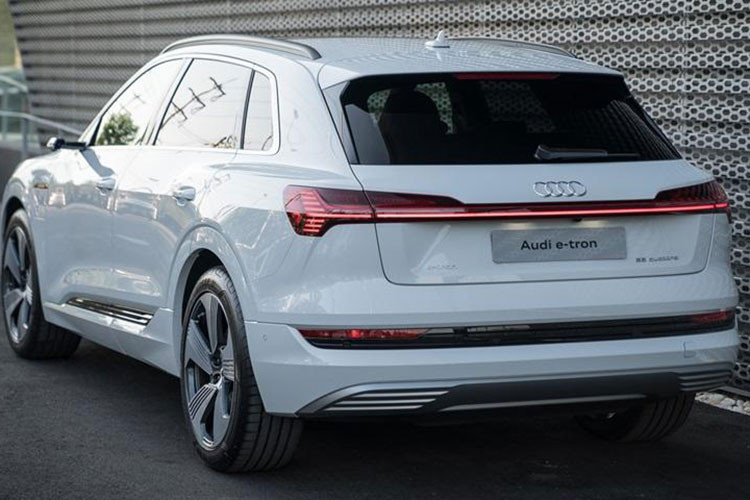 Kích thước của xe (Dài x Rộng x Cao) lần lượt (4.590 x 1.900 x 1.610)mm. Với kích thước của nó, khái niệm Audi e-tron được định vị là một chiếc SUV đô thị. Xe được trang bị mâm 22 inch, đi kèm lốp 265/45 R21, cùm phanh màu cam và cửa sổ trời toàn cảnh chỉnh điện.