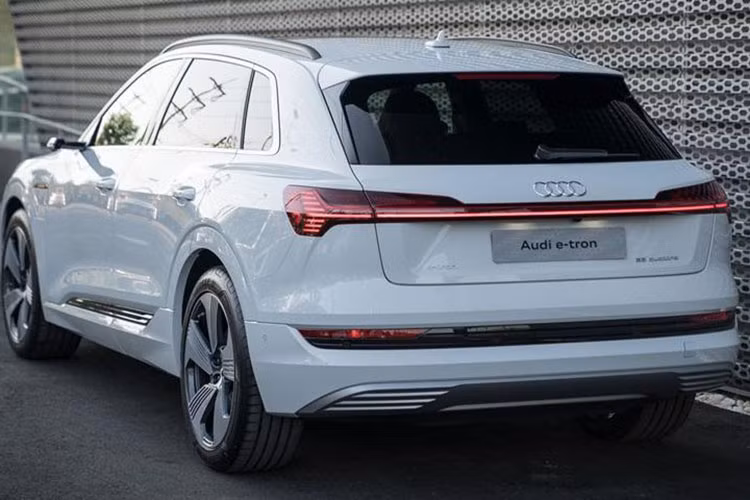 Kích thước của xe (Dài x Rộng x Cao) lần lượt (4.590 x 1.900 x 1.610)mm. Với kích thước của nó, khái niệm Audi e-tron được định vị là một chiếc SUV đô thị. Xe được trang bị mâm 22 inch, đi kèm lốp 265/45 R21, cùm phanh màu cam và cửa sổ trời toàn cảnh chỉnh điện.