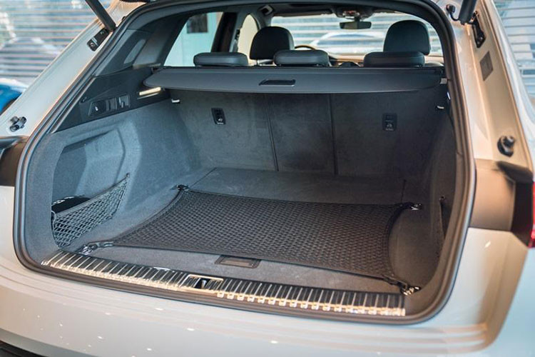 Là một mẫu xe chạy điện, tuy nhiên Audi e-tron 55 quattro 2019 vẫn có tính thực dụng đặc trưng của SUV, điển hình là khoang hành lý với thể tích 1.715 lít nếu hàng ghế sau gập xuống. Ngay cả khi hàng ghế sau không gập thì khoang hành lý vẫn có thể tích 600 lít.