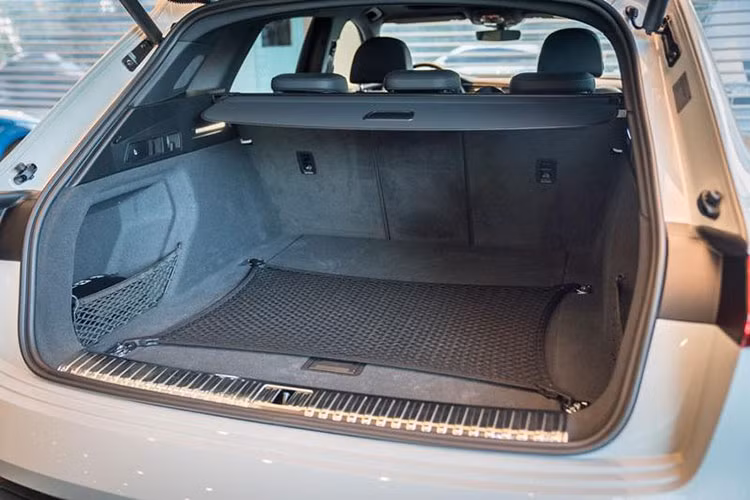 Là một mẫu xe chạy điện, tuy nhiên Audi e-tron 55 quattro 2019 vẫn có tính thực dụng đặc trưng của SUV, điển hình là khoang hành lý với thể tích 1.715 lít nếu hàng ghế sau gập xuống. Ngay cả khi hàng ghế sau không gập thì khoang hành lý vẫn có thể tích 600 lít.