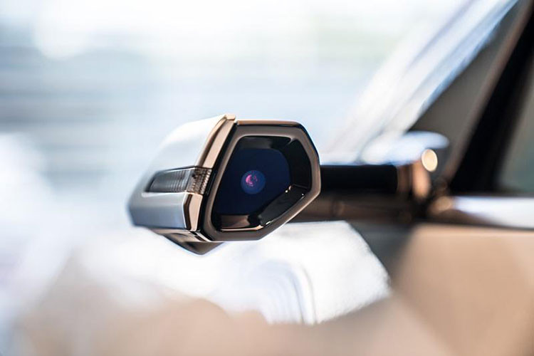 Nếu chi thêm số tiền 200.000 Baht (khoảng 146 triệu đồng), khách hàng Thái Lan có thể bổ sung những trang bị tùy chọn như camera kỹ thuật số kết hợp với màn hình cảm ứng OLED 7 inch thay gương ngoại thất, hệ thống cảnh báo chệch làn đường, cảnh báo chuyển làn đường, cảnh báo va chạm phía sau và cảnh báo va chạm khi mở cửa.