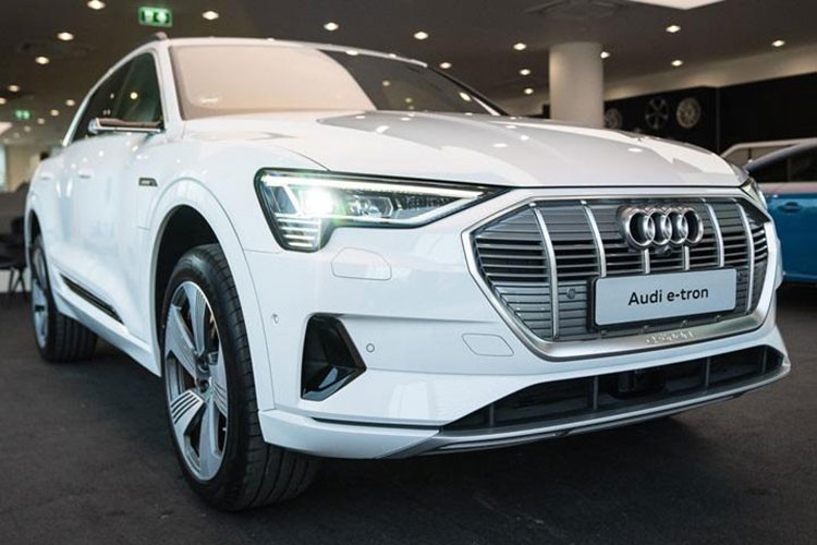 Chưa hết, 2 mô-tơ điện của Audi e-tron 55 quattro 2019 còn đồng hành với cụm pin lithium-ion có công suất 95 kWh. Sau khi được sạc đầy, cụm pin này cho phép Audi e-tron 55 quattro 2019 hoàn thành quãng đường hơn 417 km theo tiêu chuẩn WLTP. Giá xe Audi e-tron mới tại Thái Lan khởi điểm từ 5,099 triệu Baht (khoảng 3,7 tỷ đồng).