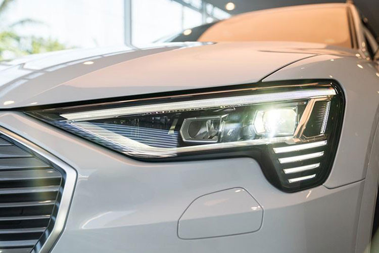 Các trang bị nổi bật của mẫu SUV hạng sang chạy điện nhà Audi bao gồm; như cụm đèn pha Matric LED với hệ thống tự động chỉnh góc chiếu, tự động bật/tắt, dải đèn LED định vị ban ngày, gương ngoại thất chỉnh điện/gập điện/nhớ vị trí, tự động chống chói, cần gạt mưa tự động...